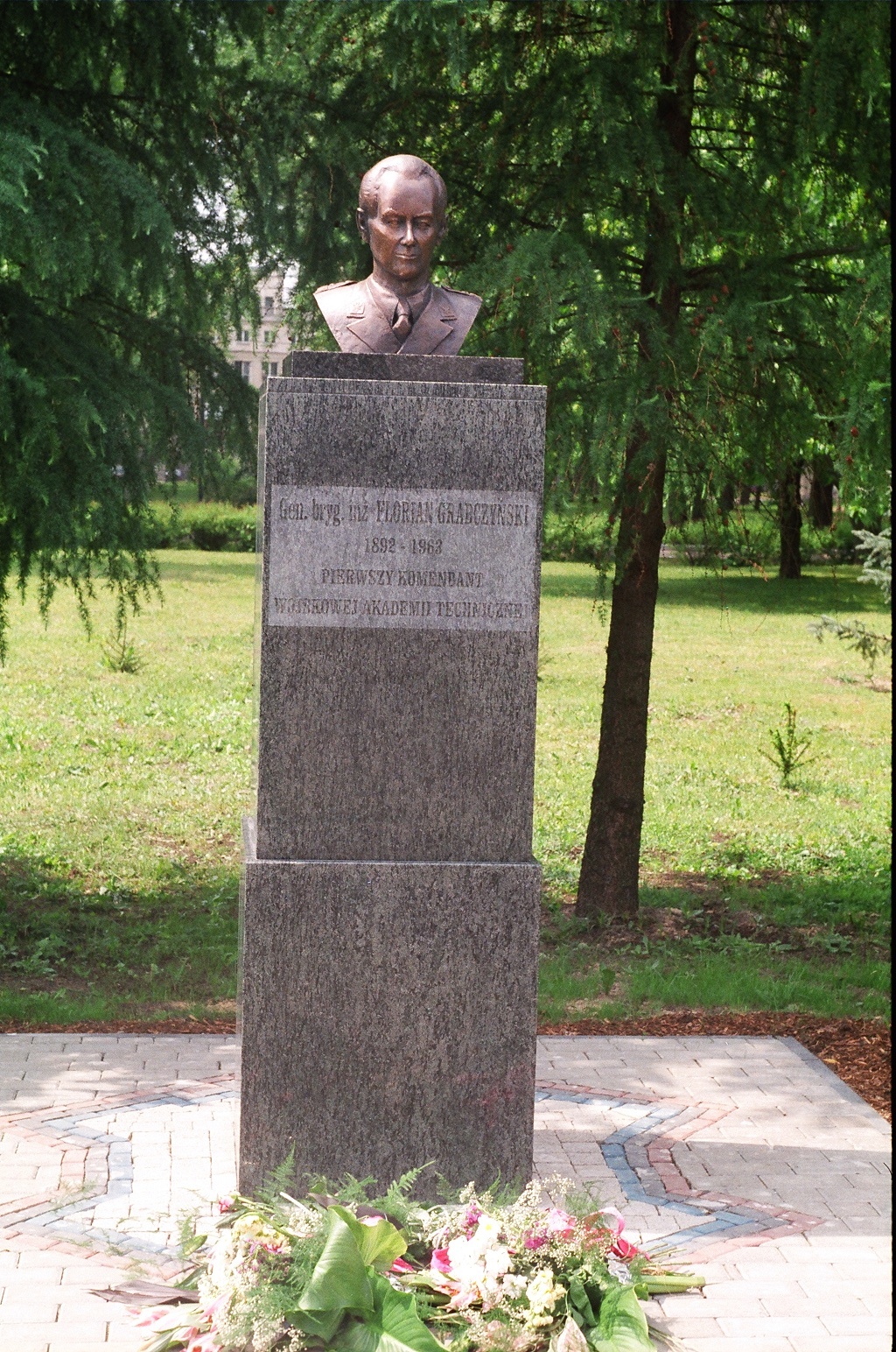 ZBLIŻENIE POMNIKA